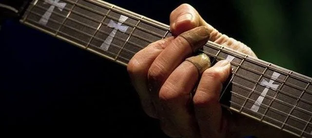 Tony Iommi prótesis en los dedos