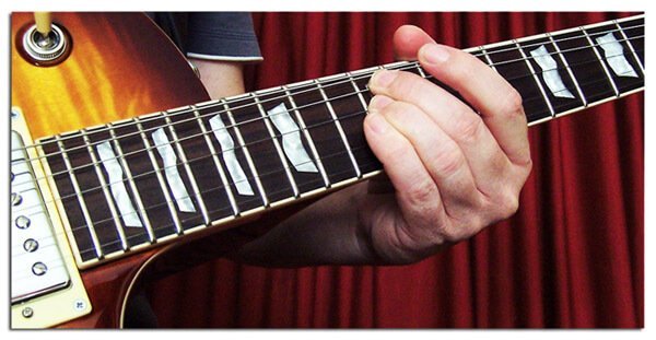 Estiramiento de dos cuerdas de la guitarra