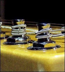 Cómo Enrollar Correctamente las Cuerdas en Clavijas de Guitarra Eléctrica o Acústica
