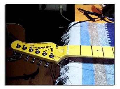 colocar cuerdas en guitarra