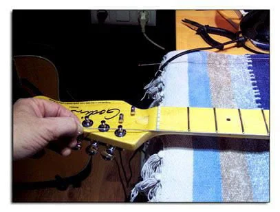 colocar cuerdas guitarra