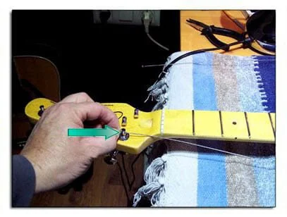 como colocar cuerdas en guitarra