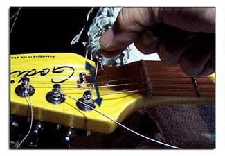 Cómo Cortar las Cuerdas de la Guitarra Eléctrica o Acústica