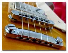 Ventajas y Desventajas de Pasar las Cuerdas de la Guitarra por Encima del Cordal
