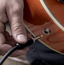 Cómo Desconectar el cable de la guitarra